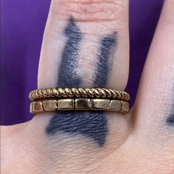 💛 Classic Gold Plated Textured Band Ring - Picture 6 of 7